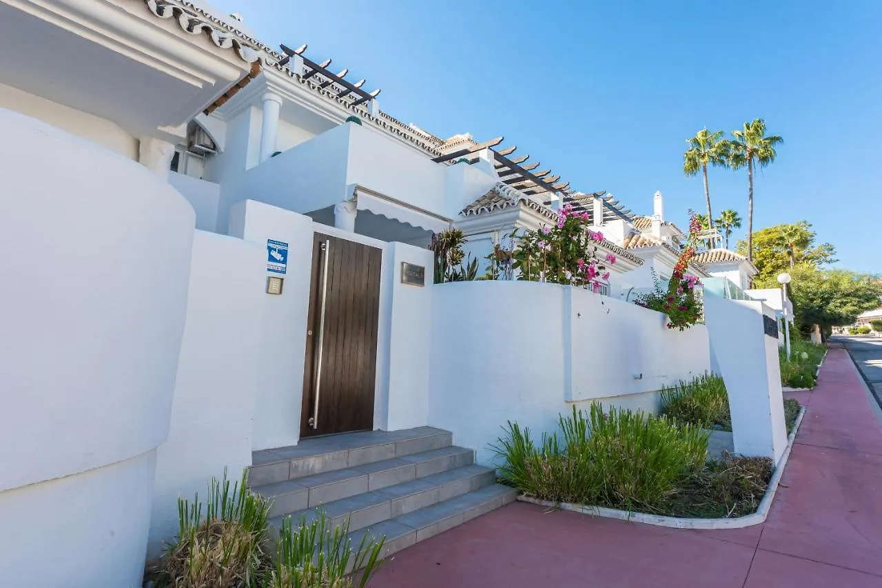 Stylish 3 Bedroom Apartment At The Heart Of Nueva Andalucia Close To Centro Plaza 马尔韦利亚 0*,  西班牙