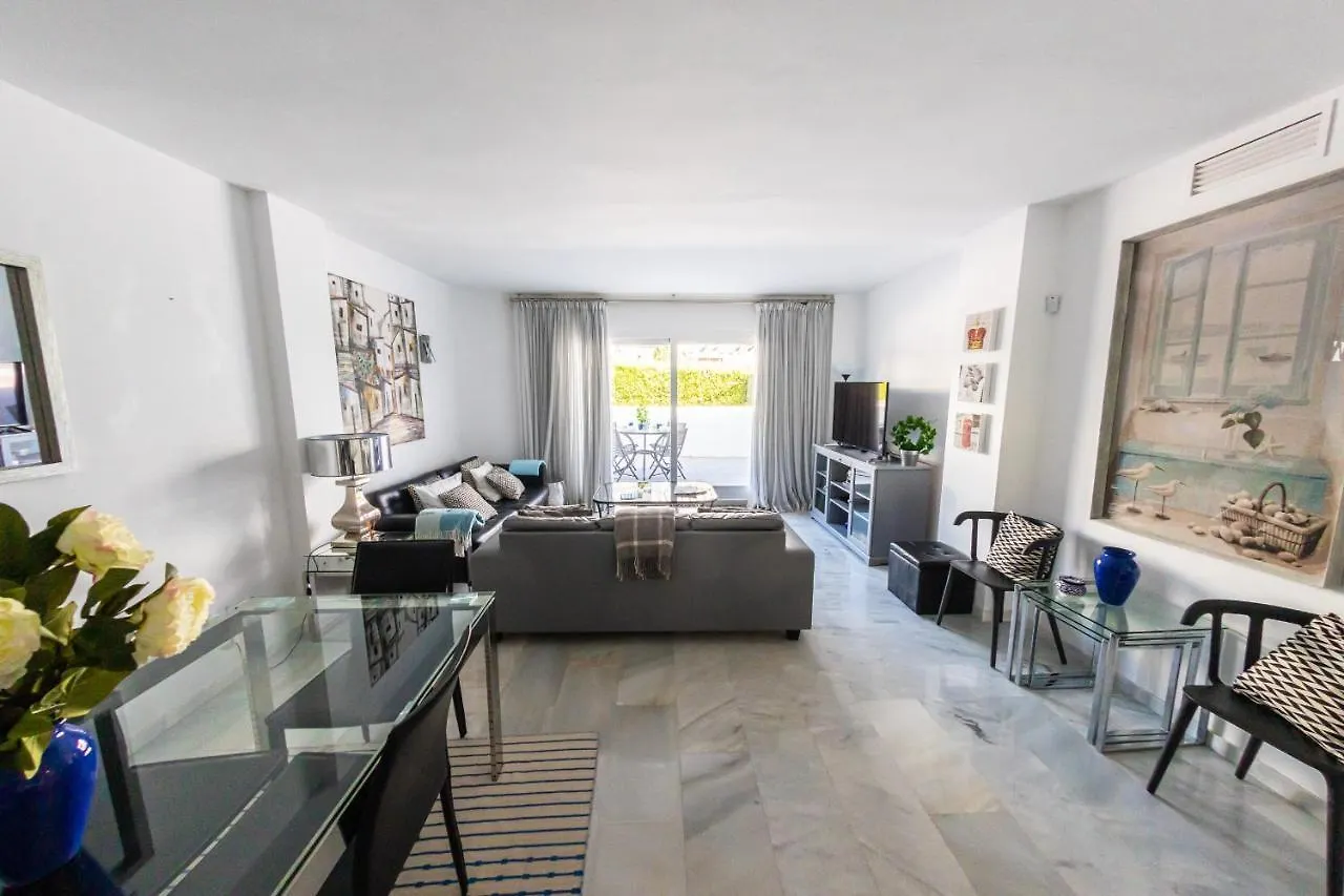 Stylish 3 Bedroom Apartment At The Heart Of Nueva Andalucia Close To Centro Plaza 马尔韦利亚